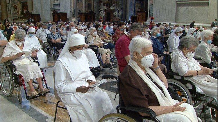 البابا فرنسيس: الأجداد والمسنّون هم الخبز الذي يغذي حياتنا